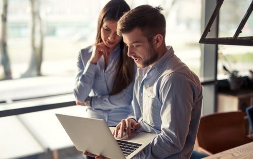 business-decisions-man-woman-laptop